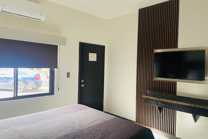 1 Queen Bed (7 of 10)
