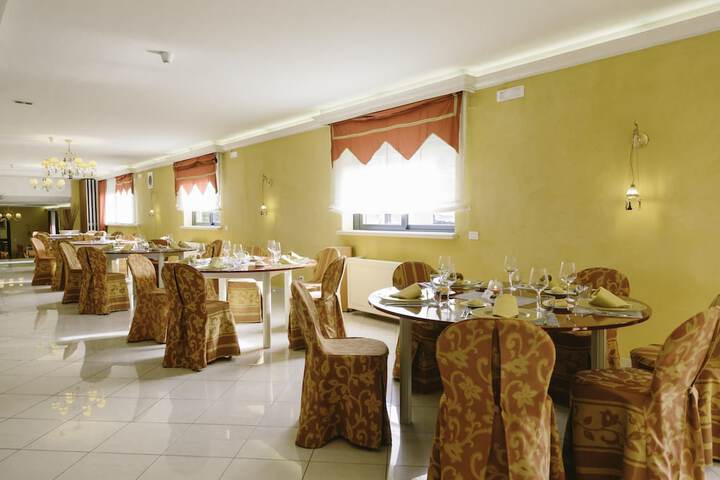 Ballroom/Hall 63 of 77