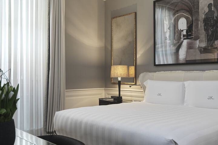 Room 74 of 221