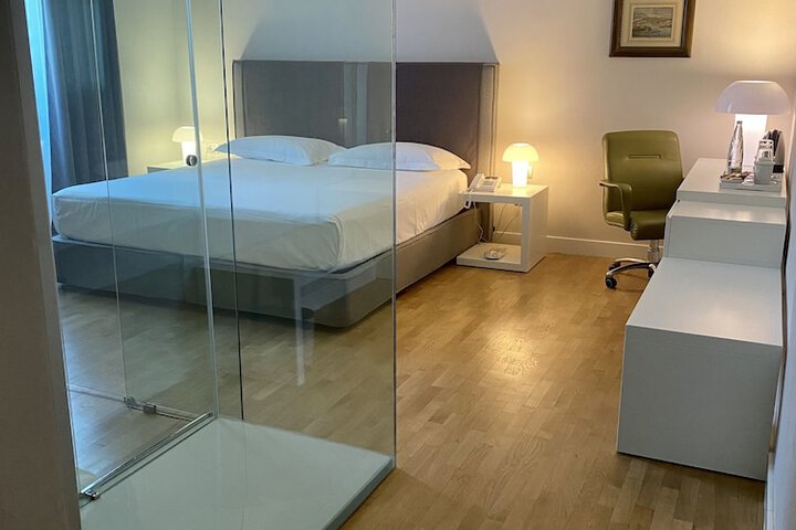 Room 6 of 32