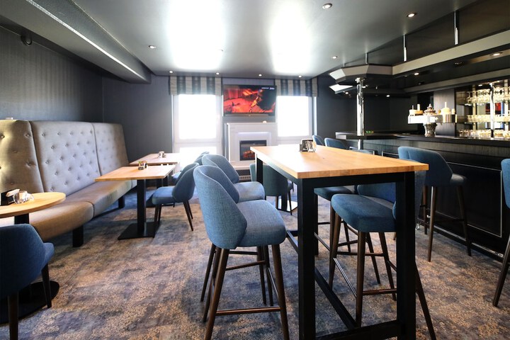Lounge 37 of 45