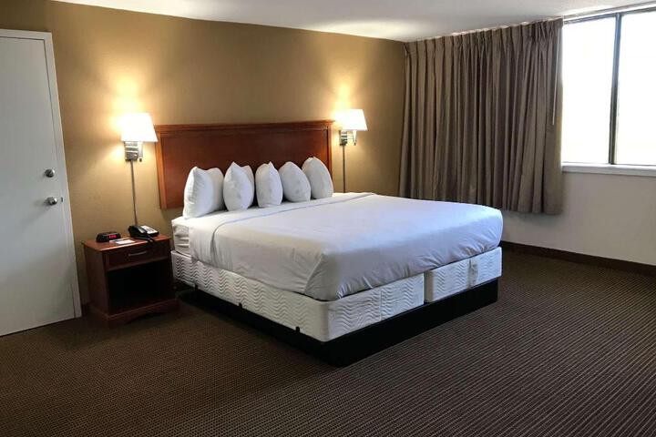 2 Queen Beds Deluxe Room (1 of 4)