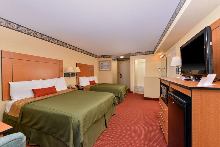 1 Queen Bed (6 of 13)