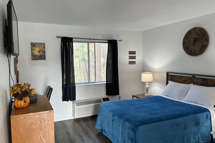 1 Queen Bed (13 of 103)