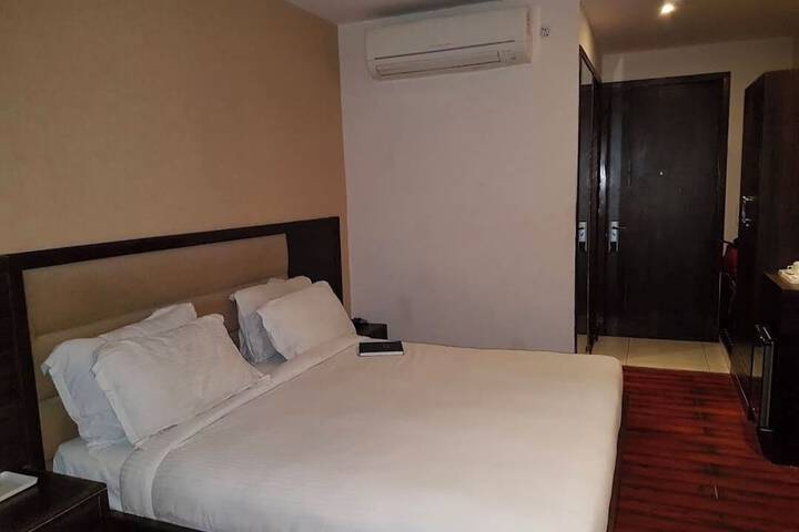 Room 9 of 18