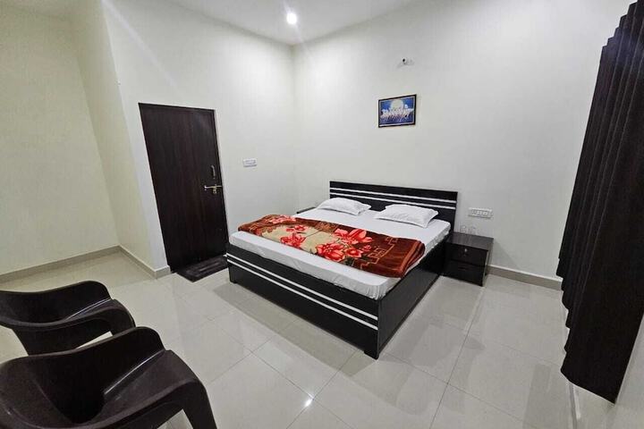 Room 5 of 12