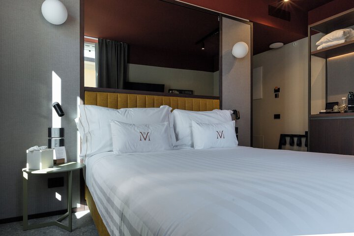 Room 4 of 99