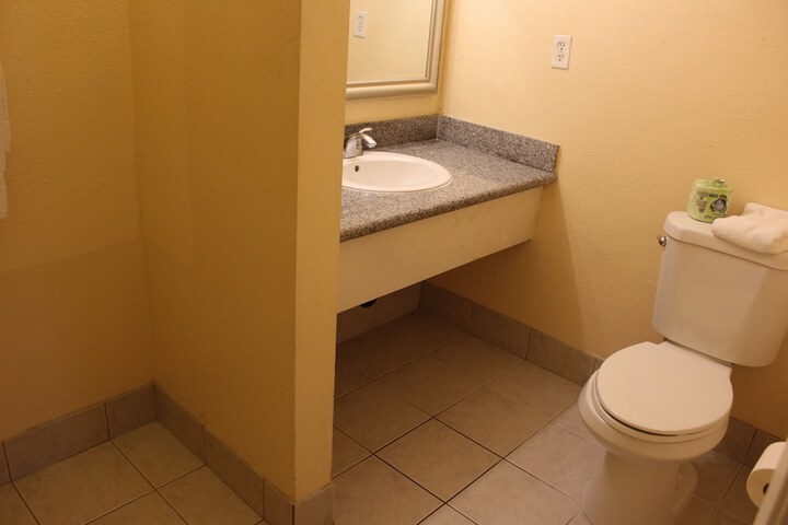 2 Double Beds (3 of 5)