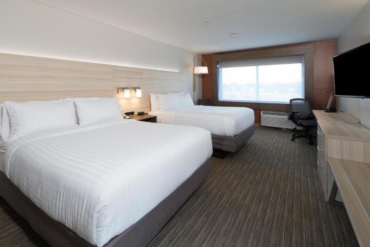 2 Queen Beds (1 of 10)