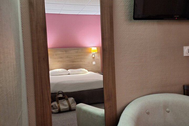 Room 28 of 67