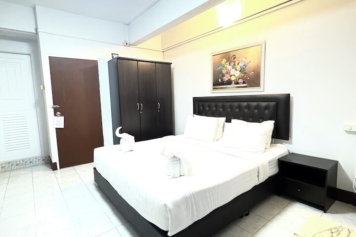 Room 8 of 28