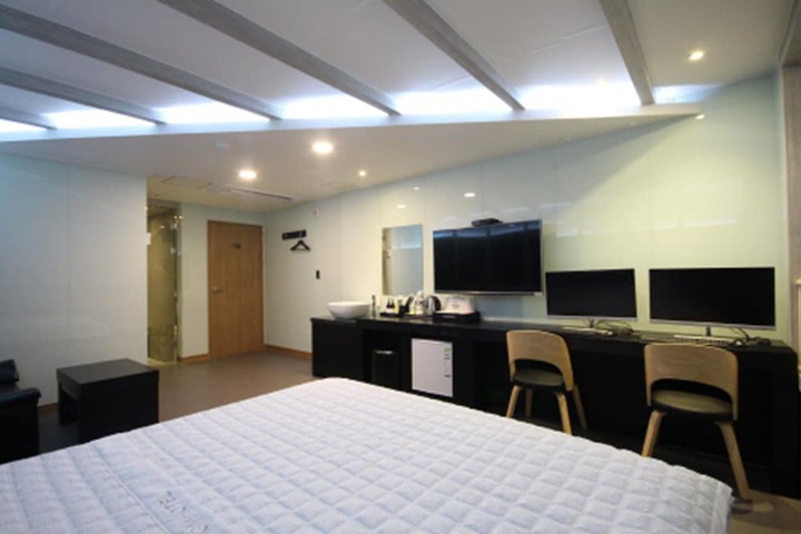 Room 8 of 43