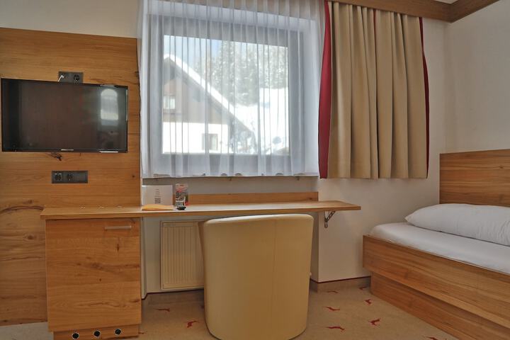 Room 10 of 33