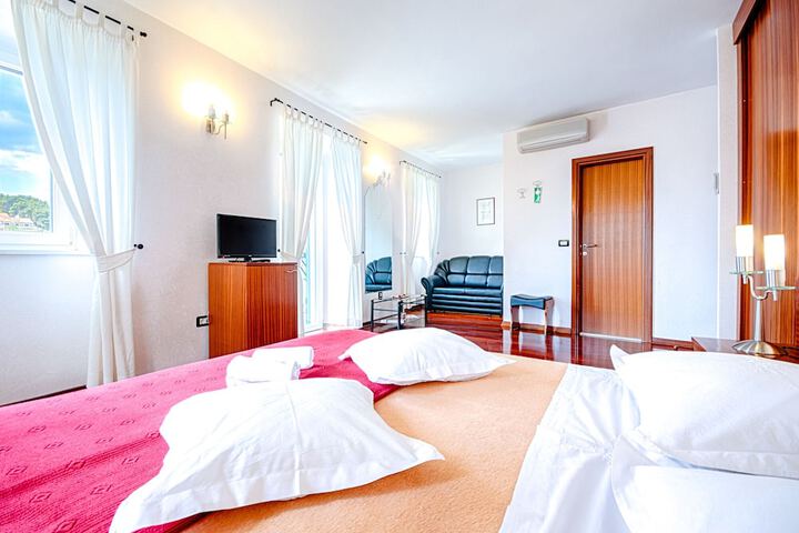 Room 53 of 95