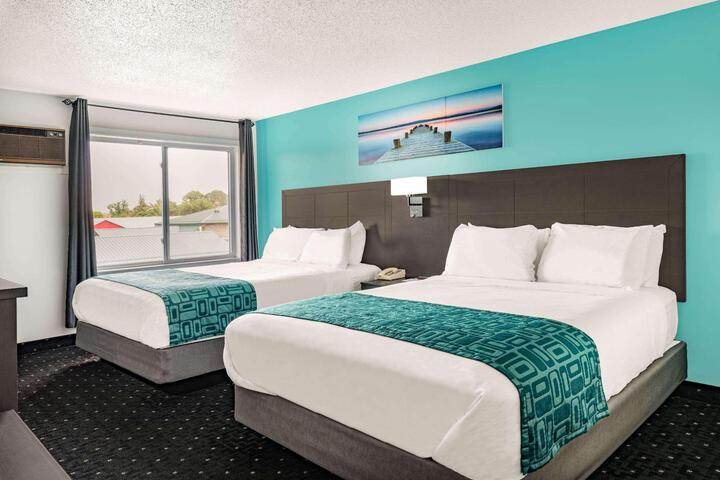 1 Queen Bed (2 of 25)