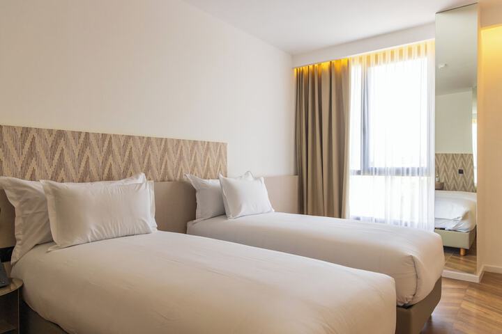 Room 10 of 37