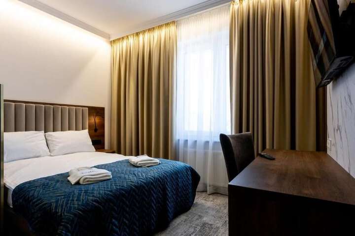 Room 6 of 28