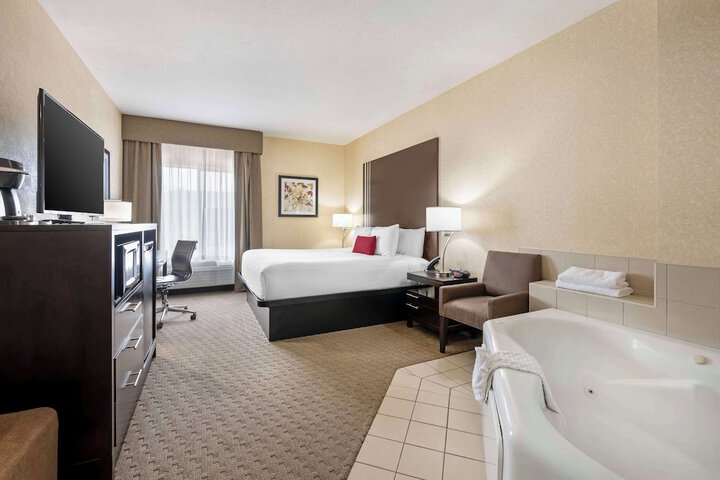 1 King Accessible Comm Assist Bathtub Microwave, Refrigerator WiFi Full Breakfast (12 of 13)
