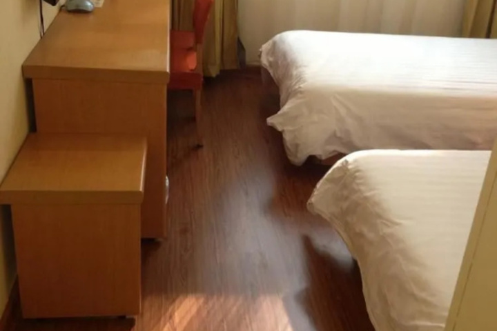 Room 6 of 12