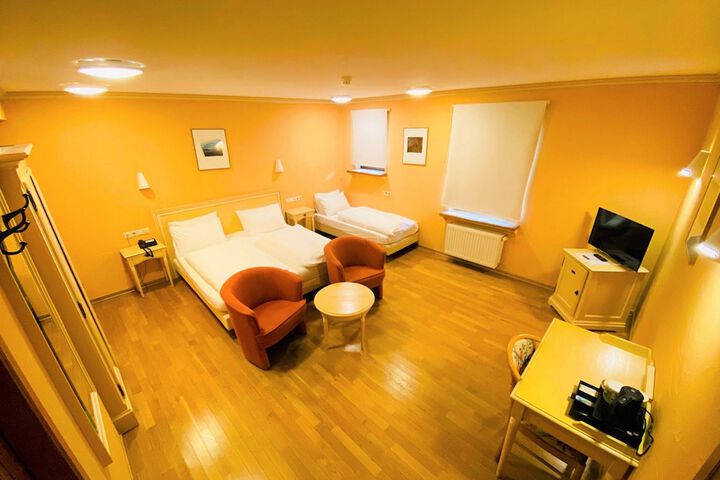 Room 25 of 82