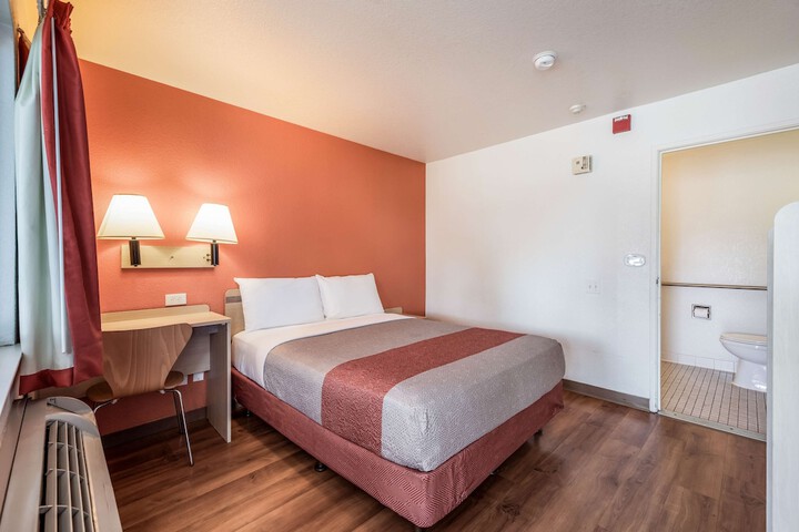 1 Queen Bed (14 of 19)