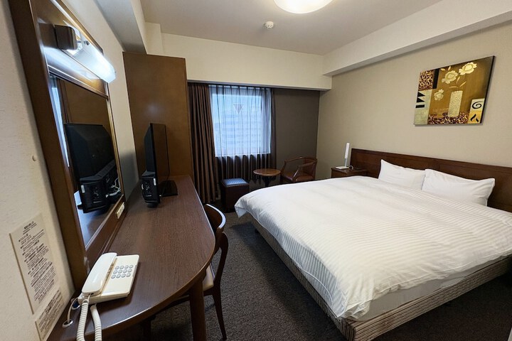 Room 10 of 28