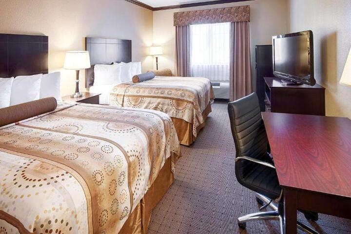 2 Queen Beds Microwave and Refrigerator Full Breakfast (8 of 9)