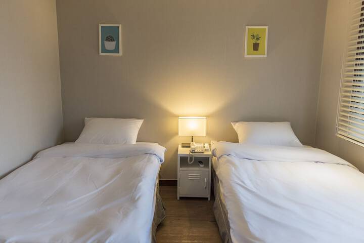 Room 27 of 37