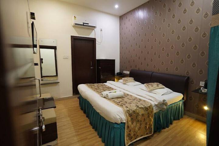 Room 6 of 27