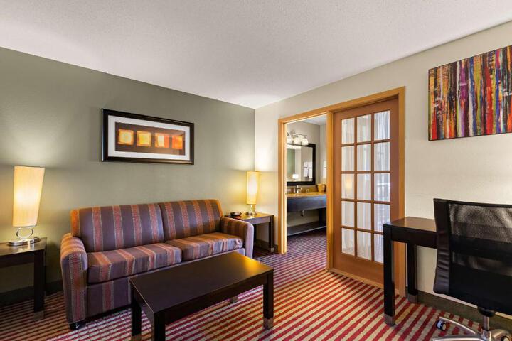 Suite 1 King Bed Sofa Bed Sitting Area Work Desk Microwave and Refrigerator WiFi Full Breakfast (5 of 13)