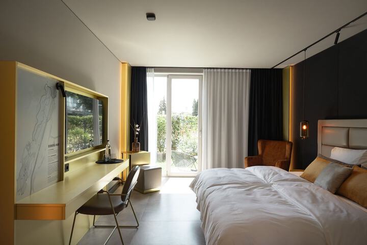 Room 9 of 28