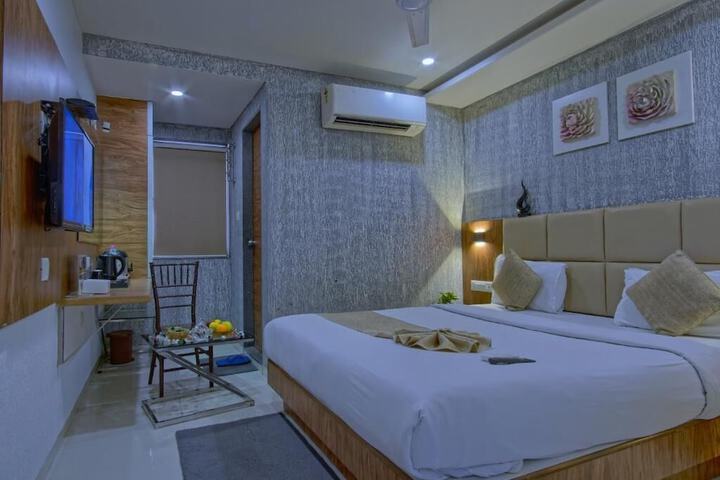 Room 9 of 12