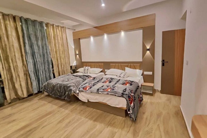 Room 11 of 14