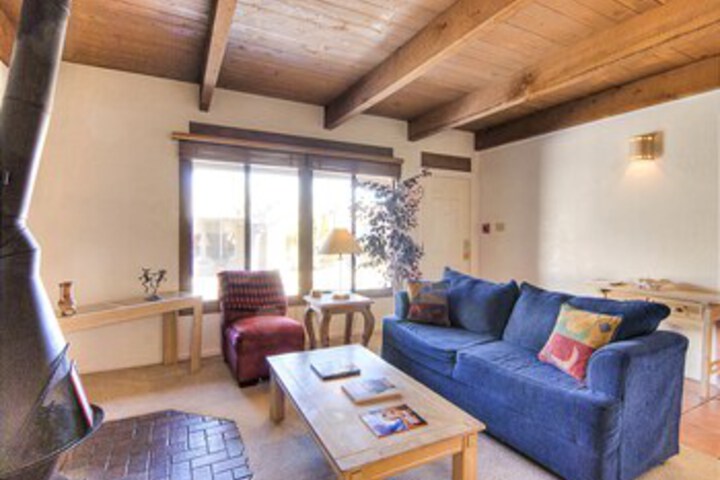 Artist Road #18 2 Bedrooms, Flat Screen TV, Pool Access, Wifi, Sleeps 4