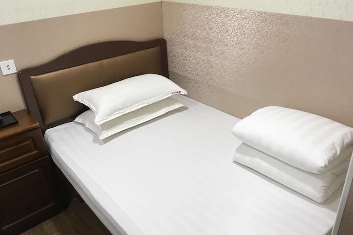 Room 12 of 40