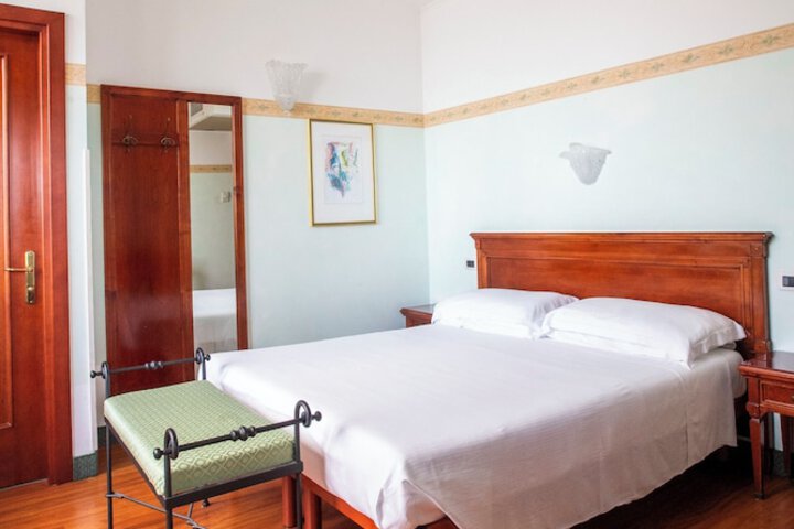Room 40 of 77