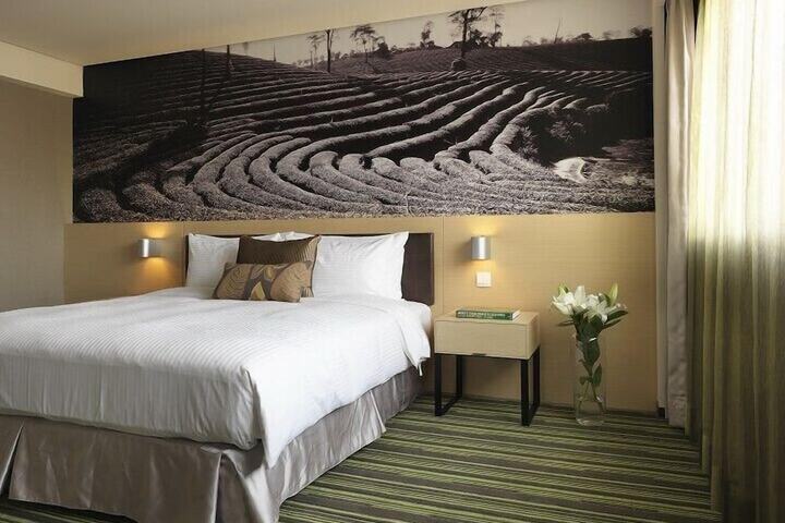 Room 6 of 33