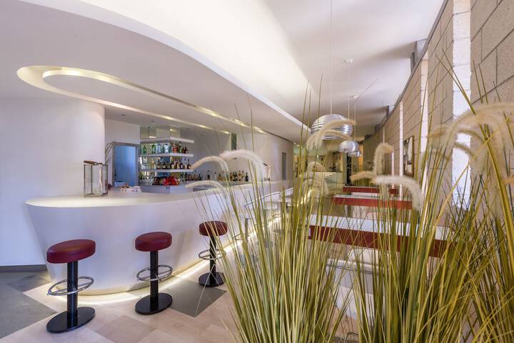 Lounge 52 of 75