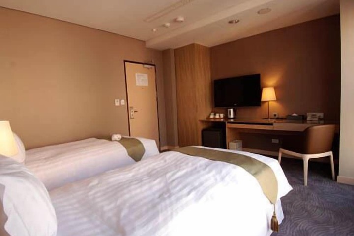 Room 28 of 53