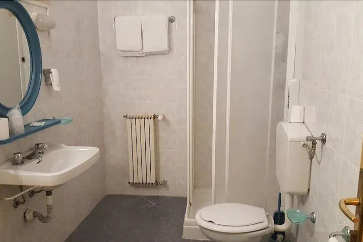 Room 8 of 11