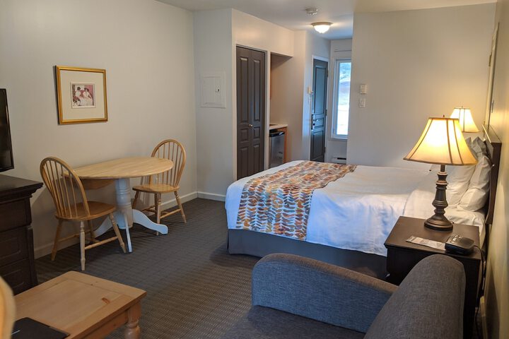 1 Queen Bed (1 of 16)