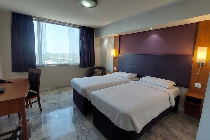 Room 10 of 30