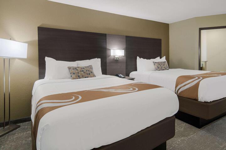1 Queen Bed Accessible (17 of 26)