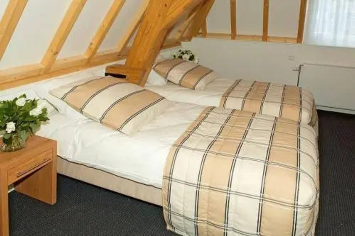 Room 4 of 10