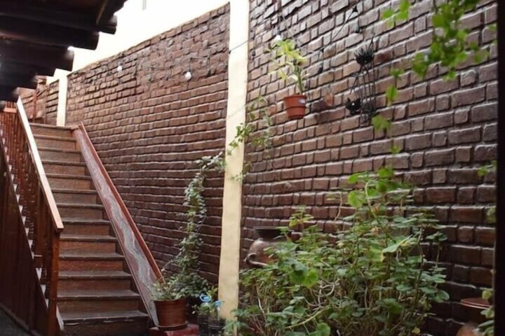 Room 5 of 9