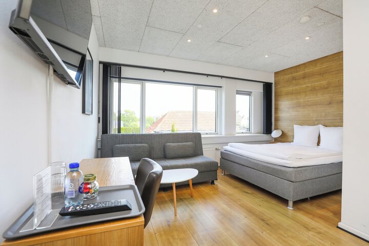 Room 3 of 8
