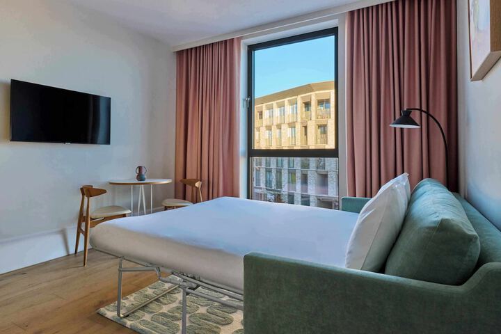 Room 4 of 68
