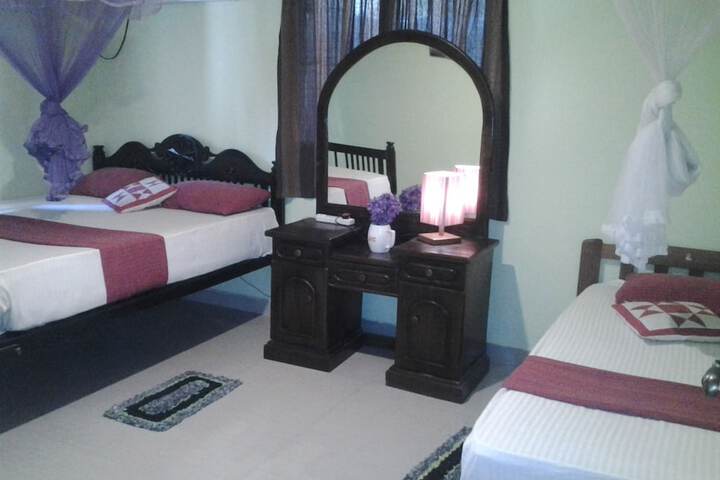 Room 6 of 10