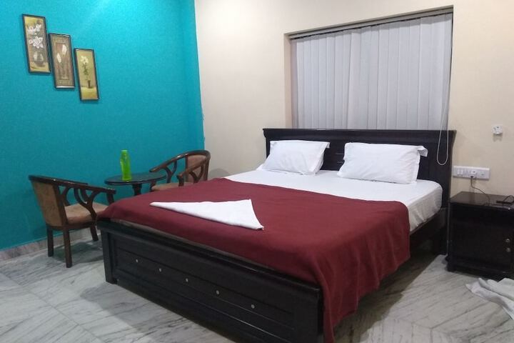 Room 6 of 8