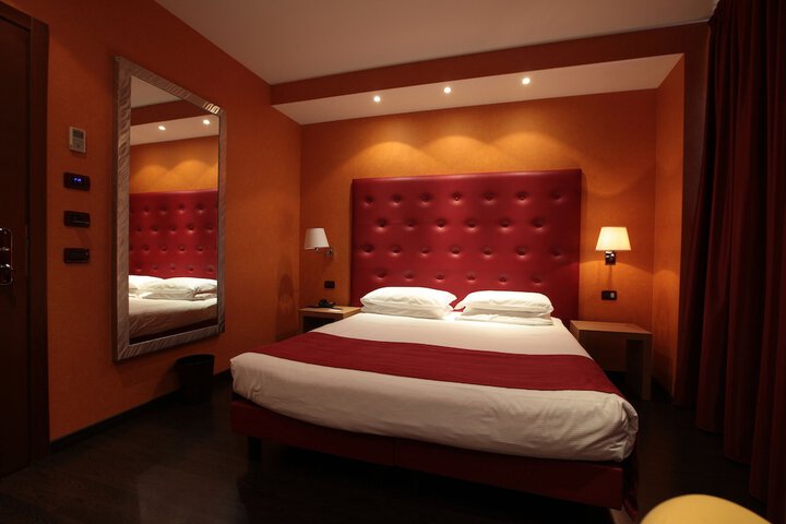 Room 10 of 68